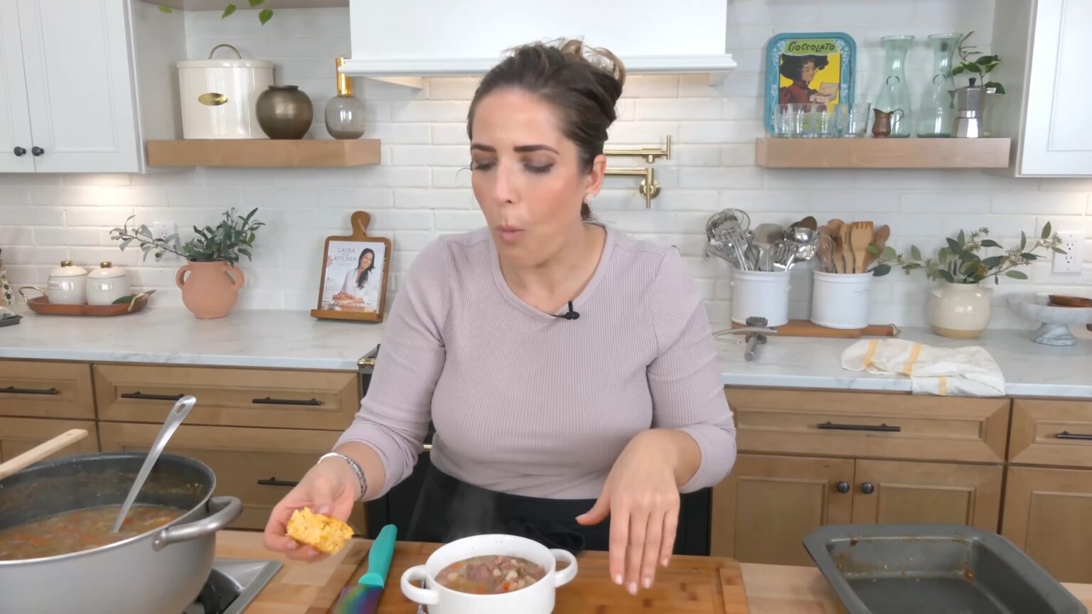 What Goes with Cornbread and Makes it Tastier? Discover Irresistible