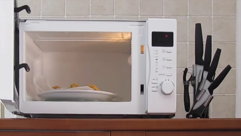 Fried chicken wings in microwave