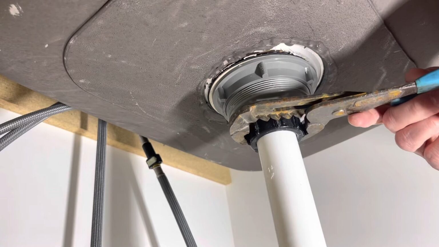 How to Replace Kitchen Sink Strainer with Some Easy Steps!