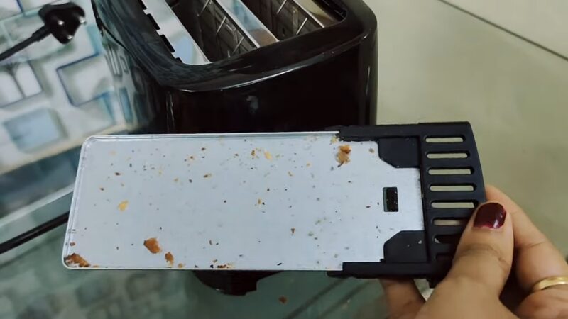 cleaning toaster